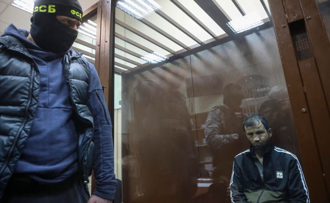 Sospechoso del ataque a tiros en la sala de conciertos Crocus City Hall se sienta dentro del recinto de un acusado durante una audiencia sobre restricciones previas al juicio en el tribunal de distrito de Basmanny, en Moscú, Rusia. Foto: EFE