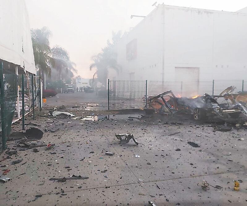 Bomberos y paramédicos combatieron el fuego tras el estallido de un vehículo el domingo afuera de las instalaciones de la Guardia Nacional. Foto: ESPECIAL