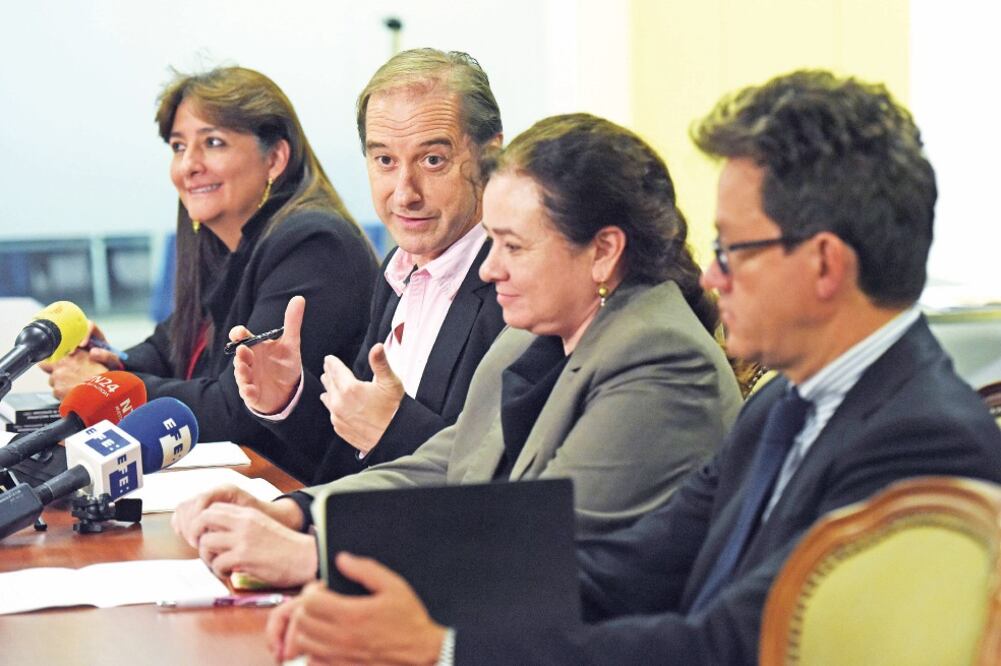 Ángela Buitrago, Carlos Beristáin, Claudia Paz y Alejandro Valencia, miembros del Grupo Interdisciplinario de Expertos de la Comisión Interamericana de Derechos Humanos en una rueda de prensa ayer en Washington, DC (LENIN NOLLY. EFE)