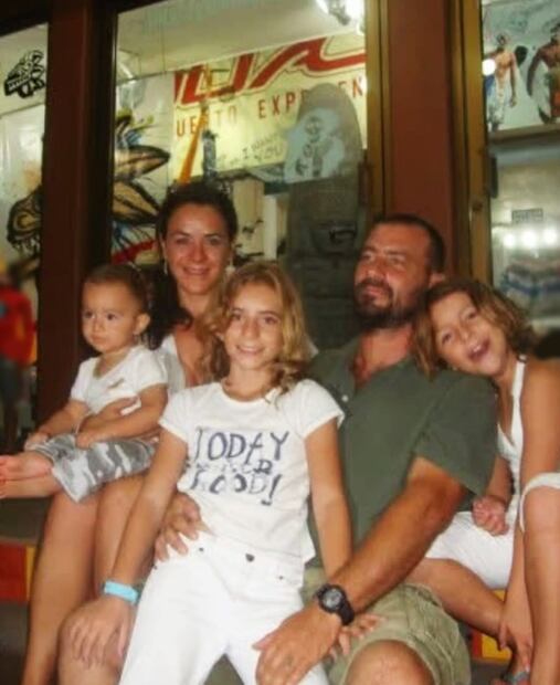 Alejandra, hermana de Mónica Noguera, su esposo, Leo Forma, y sus tres hijos.
Fotos: Instagram