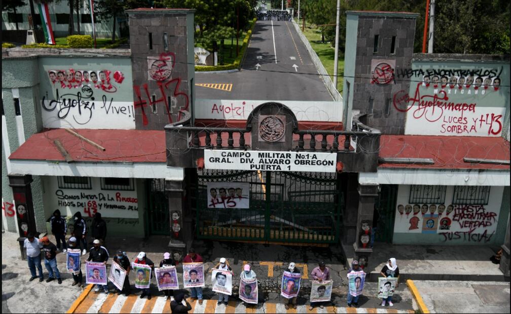 Normalistas de Ayotzinapa derribaron la puerta del Campo Militar Número Uno, con un camión que posteriormente incendiaron, en el marco al onceavo aniversario de la desaparición de los 43 estudiantes, en la Ciudad de México, el 25 de septiembre de 2025. Foto: Salvador Cisneros/EL UNIVERSAL