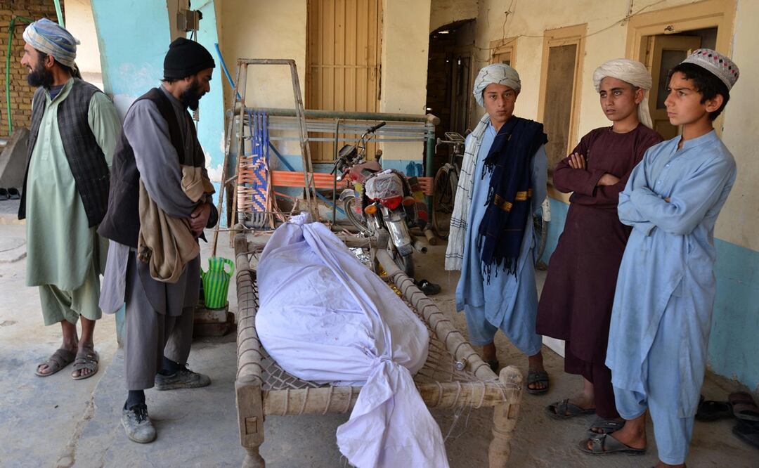 Los familiares rodean el cadáver de una víctima de un atentado suicida con bomba durante una ceremonia fúnebre en una mezquita de Kandahar el 21 de marzo de 2024. Foto: AFP