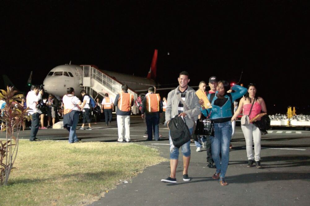 Migrantes cubanos llegan a El Salvador, provenientes de Costa Rica, para seguir su viaje hacia EU, en esta imagen de enero pasado (ARCHIVO. REUTERS)
