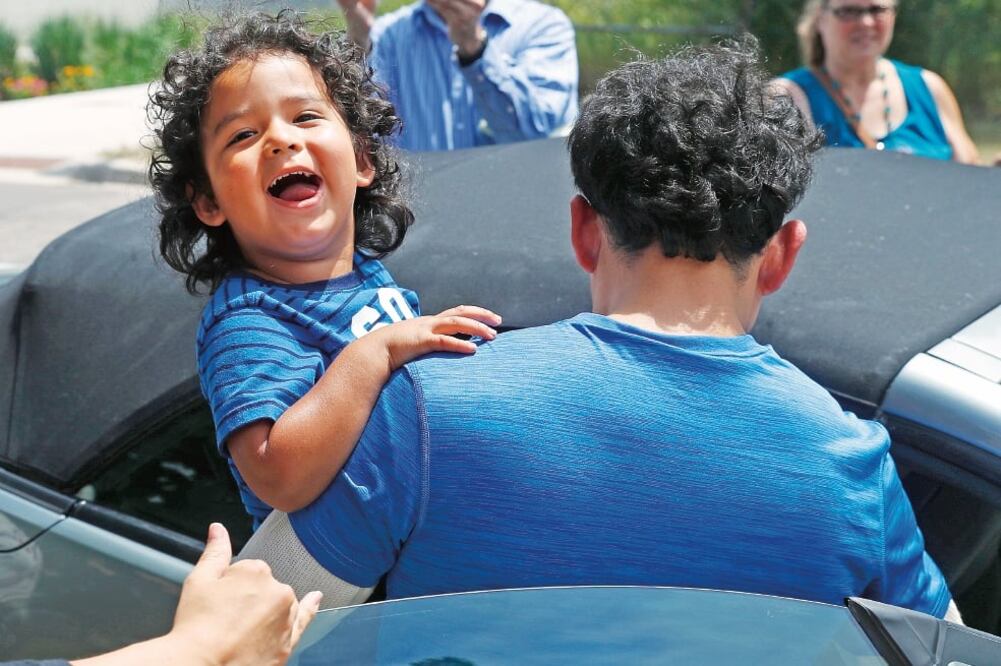 Uno de los menores centroamericanos que ayer fue reunido con su padre luego de haber sido separados por la política de “Tolerancia Cero” contra migrantes indocumentados implementada por el gobierno de Donald Trump. (AP)