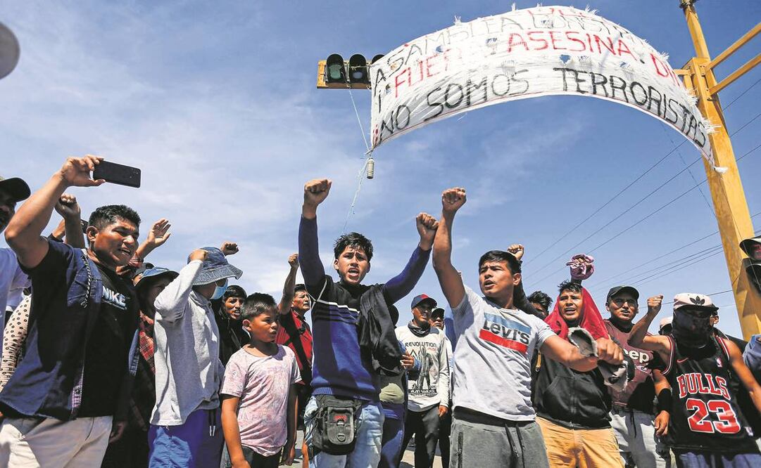 Manifestantes bloquean la carretera Panamericana al exigir ayer la renuncia de la presidenta de Perú, Dina Boluarte. Foto: Hugo Curotto/ AFP
