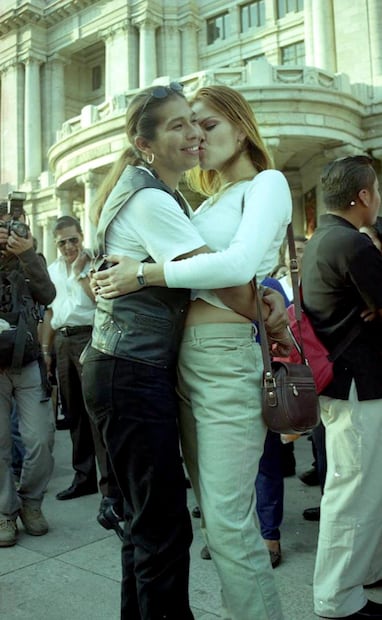 La fachada de Bellas Artes fue el fondo de improvisadas fotos de bodas para 400 personas. Archivo EL UNIVERSAL.