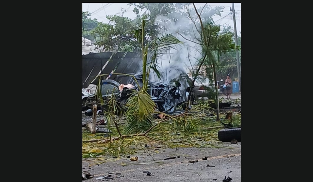 Un vehículo con explosivos estalló afuera de la comandancia de la Policía Comunitaria de Coahuayana, Michoacán. Foto: especial
