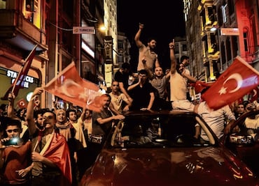 En Turquía dan cadena perpetua a cientos de militares y civiles que participaron en golpe de Estado de 2016