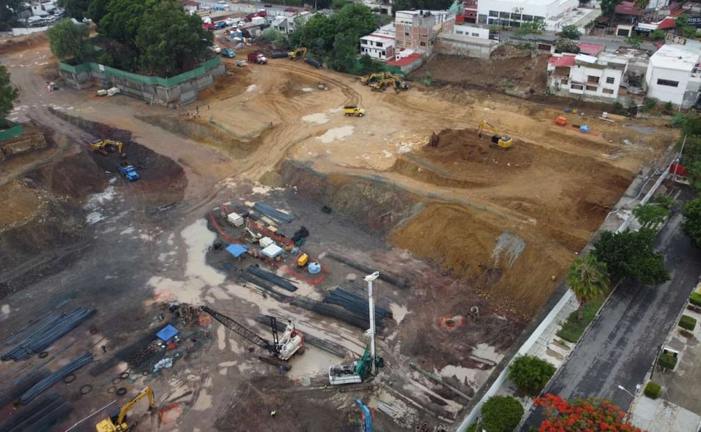 Acusan a Ayuntamiento de Oaxaca por apropiación de calle pública para construcción de plaza comercial; señalan apoyo a corporativo.
Foto: Especial.
