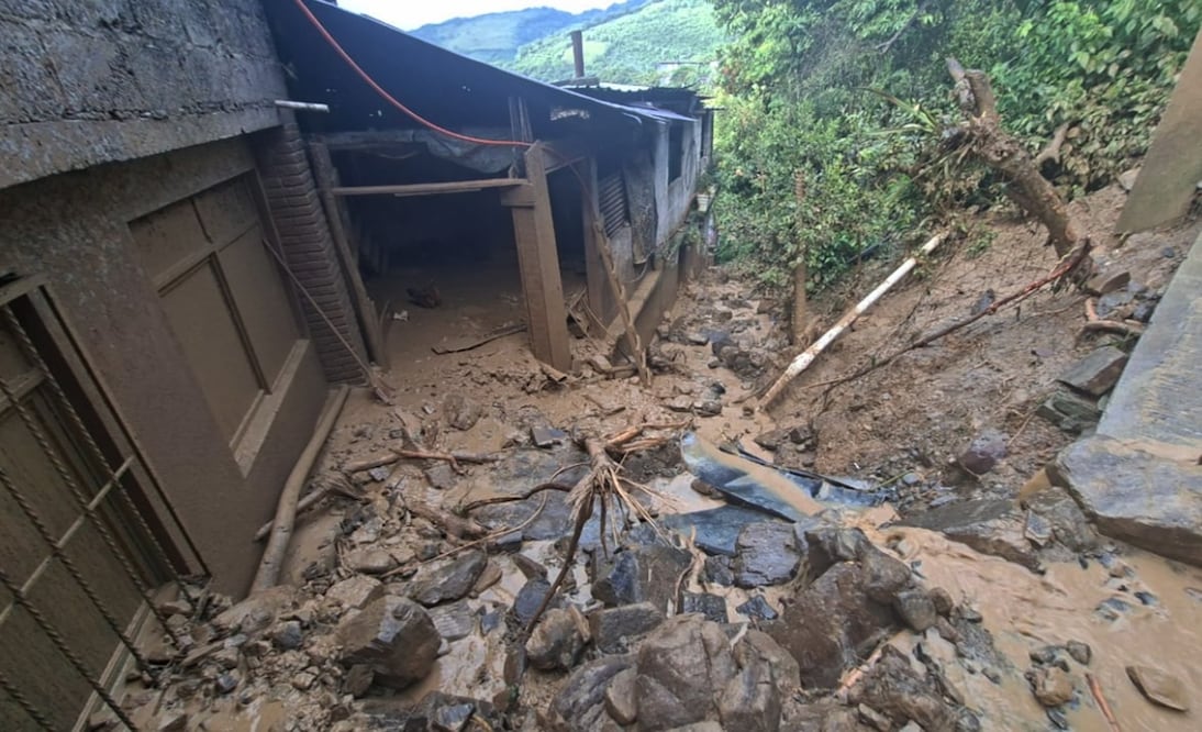 En Zacualtipán, Hidalgo, la dirigente de Antorcha Campesina, Guadalupe Orona, dio a conocer el fallecimiento de dos niños y una mujer por el derrumbe de sus viviendas provocado por las lluvias. Foto: especial