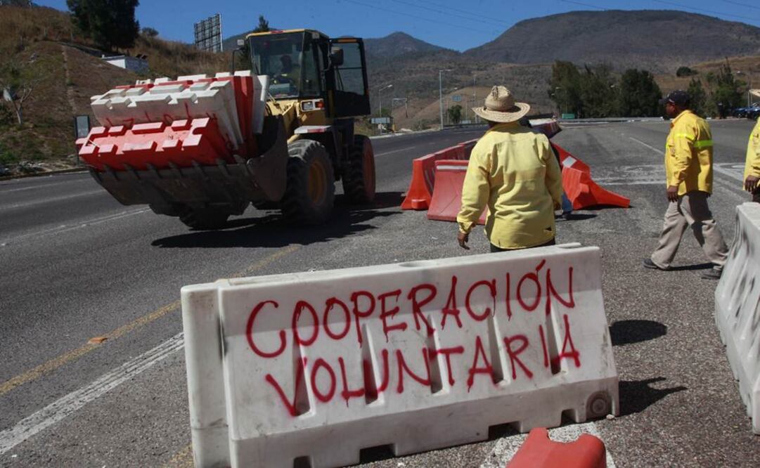 Estudiantes de Ayotzinapa, cubiertos del rostro tomaron la caseta de cobro de Palo Blanco, de la autopista Cuernavaca-Acapulco, donde dañaron cámaras de seguridad y pidieron cooperación a los conductores de vehículos (Foto: Jorge Ríos / EL UNIVERSAL)