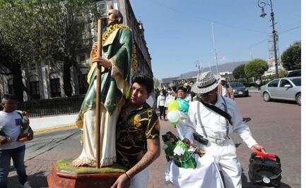Con figuras gigantes y música de banda festejan a San Judas Tadeo en Toluca