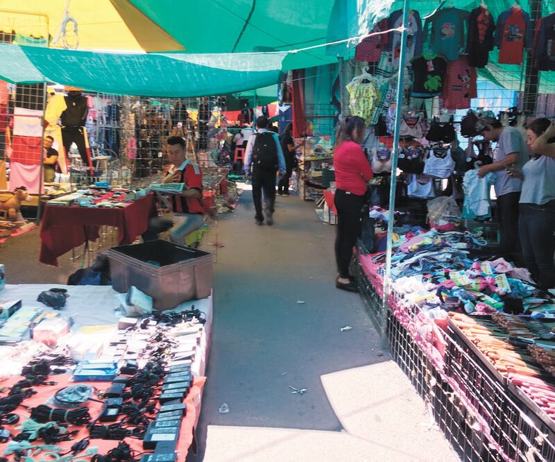 Comerciantes y compradores del tianguis de San Juan no respetaron las medidas de sana distancia. EMILIO FERNÁNDEZ. EL UNIVERSAL