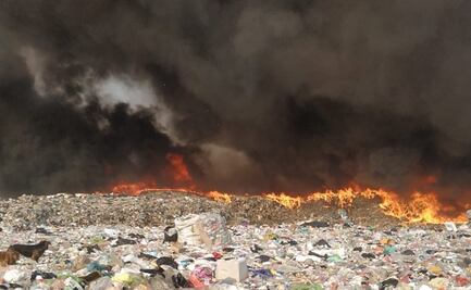 Llamas consumen toneladas de basura en el Bordo de Xochiaca