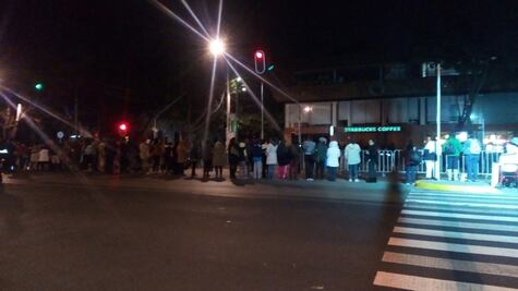 Fieles esperan salida del Papa de la Nunciatura al AICM