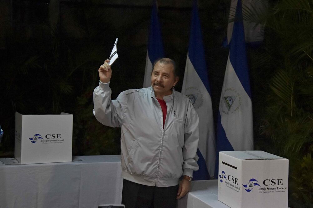 El presidente de Nicaragua, Daniel Ortega, vota en las elecciones generales nicaragüenses, en Managua (Foto: EFE)