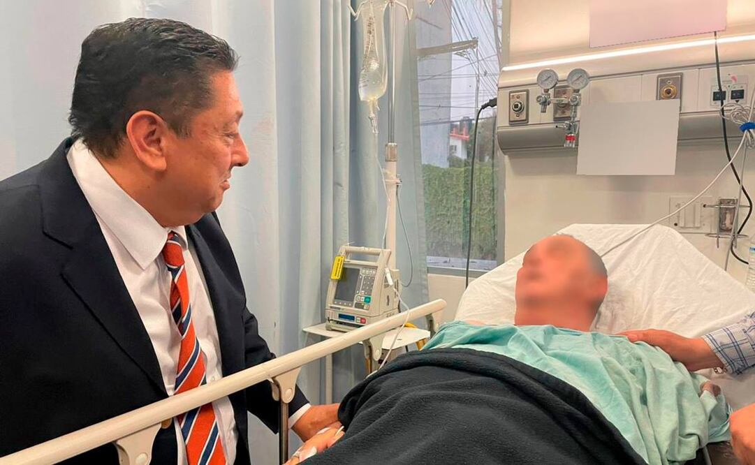 Fiscal de Morelos, Uriel Carmona, visita en el hospital a obispo de Chilpancingo-Chilapa, Monseñor Salvador Rangel / Foto: Especial