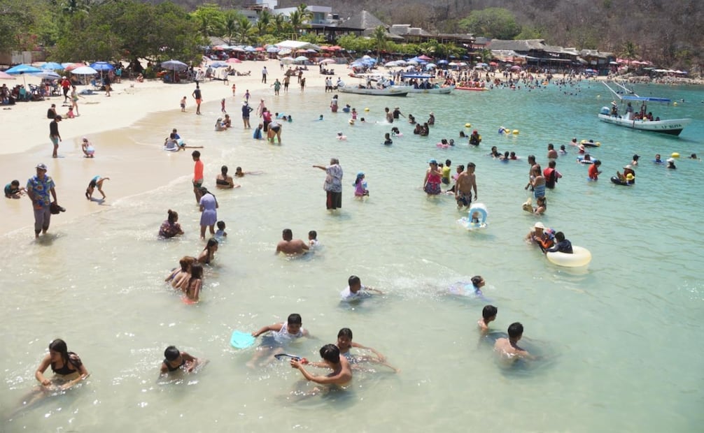 Vacacionistas en Santa María Huatulco. Foto: Edwin Hernández / EL UNIVERSAL