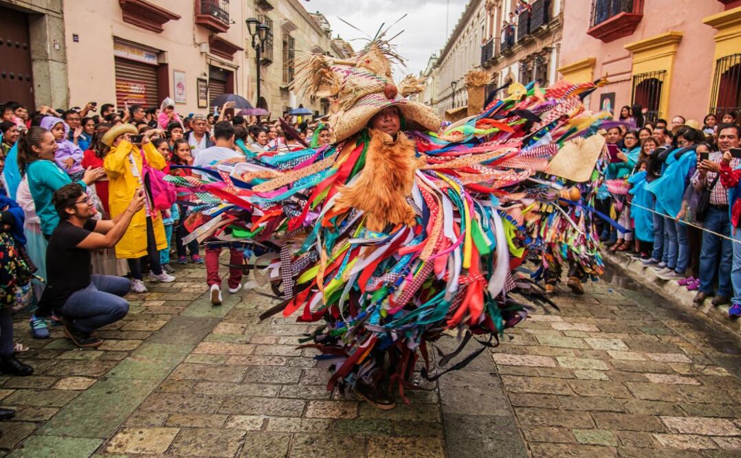 La Guelaguetza es una celebración de carácter comunitario que se convirtió en un atractivo turístico. (Foto: Cortesía Sectur Oaxaca)