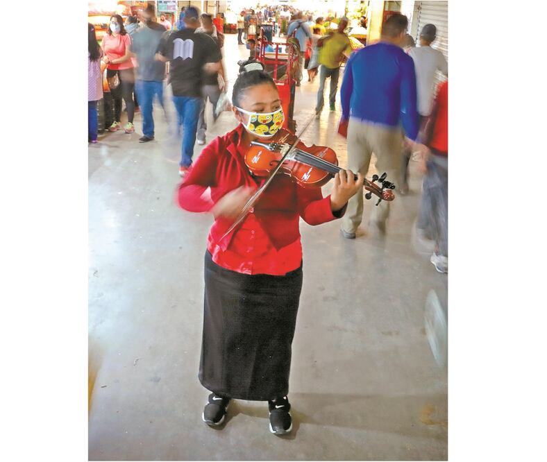 Margarita Solache, quien egresó del INBA, expresa que su interés no sólo es económico, pues con su música busca darle algo de esperanza a la gente. Fotos: JUAN BOITES. EL UNIVERSAL