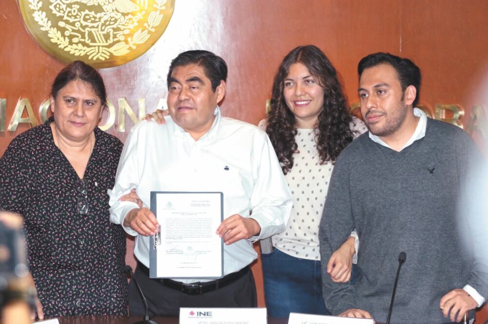 En la Junta Local del INE, Miguel Barbosa Huerta recibió su constancia de mayoría y aseguró que los poblanos quieren la verdad y la aplicación de la ley. El morenista rendirá protesta como gobernador el próximo 1 de agosto. Foto: OMAR CONTRERAS.