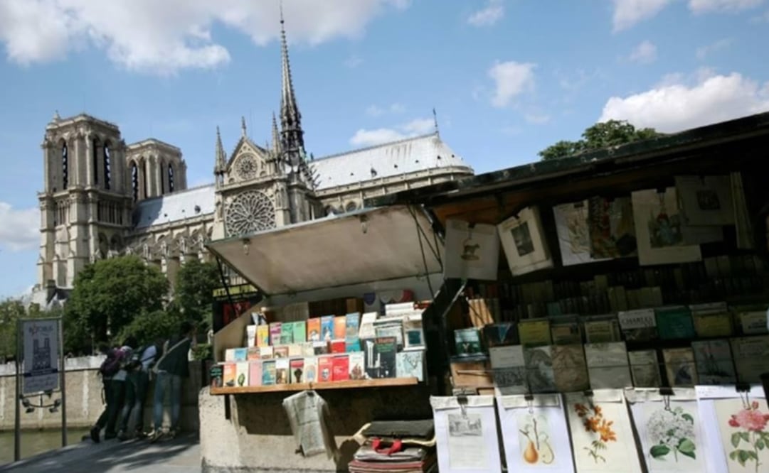 Casi mil cajas todas pintadas de color verde pueblan alrededor de 4 km a lo largo de las orillas del Sena. Foto: AFP