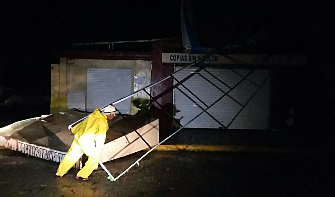 Casi dos horas después de que el huracán golpeara a Manzanillo, los colimenses seguían sin salir de sus casas por la falta de luz (RAMÓN ROMERO. EL UNIVERSAL)