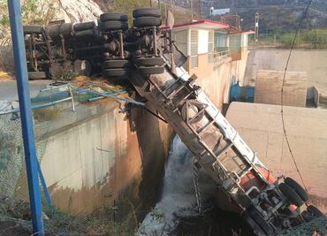 Vuelca pipa en presa de Jalapa del Marqués, Oaxaca; se desconoce si transportaba algún tipo de combustible