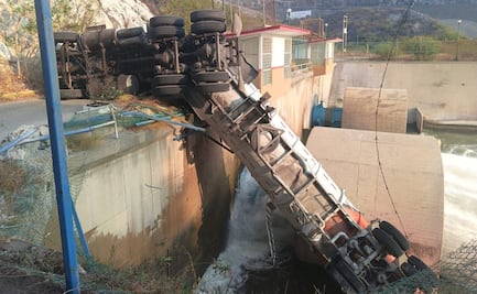 Vuelca pipa en presa de Jalapa del Marqués, Oaxaca; se desconoce si transportaba algún tipo de combustible