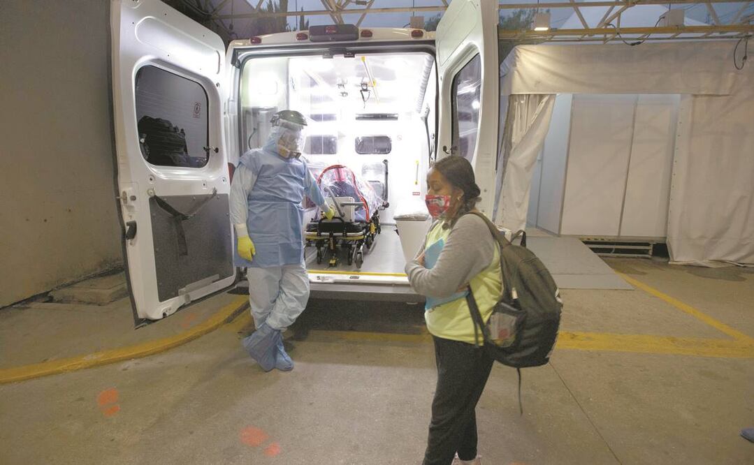 Un paramédico, en la Ciudad de México. La mayoría de los trabajadores sanitar io s afectados trabajaban dentro de las estructuras nacionales, menciona reporte. Foto: MARCO UGARTE. AP