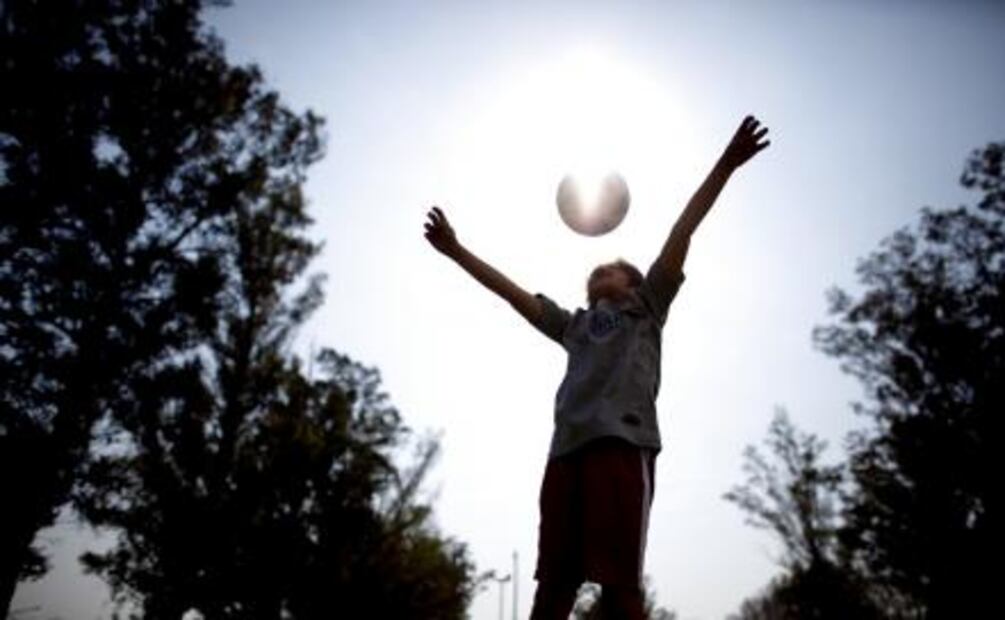 “Cande”, la niña argentina a la que le prohíben jugar futbol con niños
