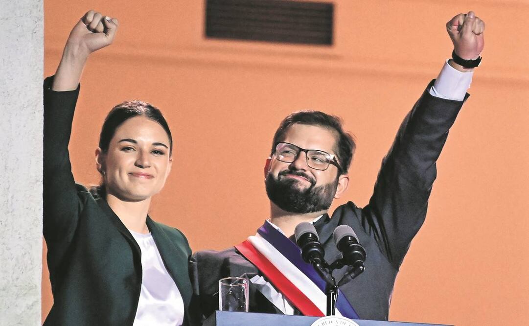 Boric e Irina saludaron desde el Palacio de La Moneda. Foto: Esteban Felix/ AP.