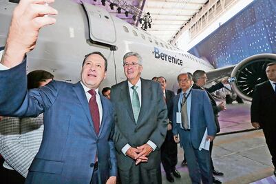 Eruviel Ávila presenta el primer avión ecológico 