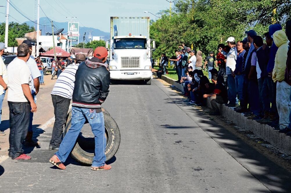 Los pequeños y medianos comerciantes denunciaron que en el municipio de Tancítaro incluso se ha paralizado la actividad de corte y comercialización desde hace dos semanas. Ayer cerraros siete puntos en el municipio de Uruapan ()