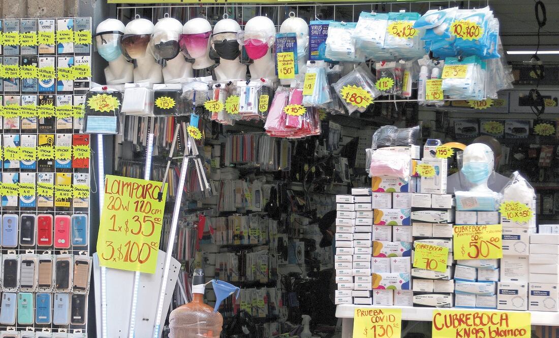 En calles como 5 de Febrero y República de El Salvador los vendedores ambulantes ofrecen las supuestas pruebas de detección de Covid a precios que van de los 130 a los 250 pesos. Foto: CARLOS MEJÍA. EL UNIVERSAL
