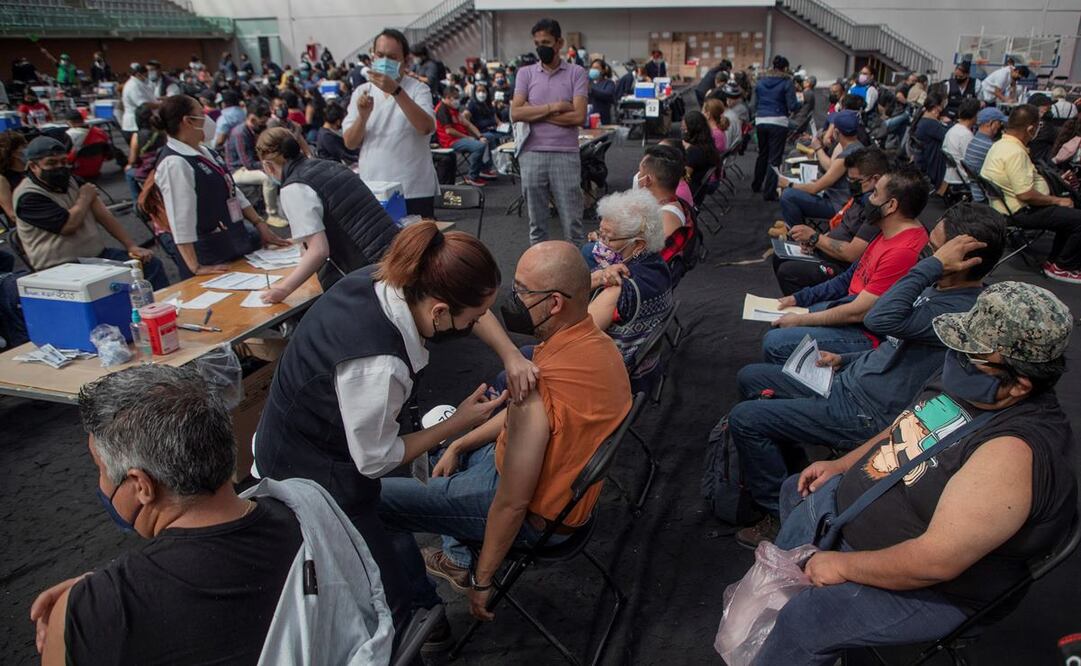 “Mientras persista la inequidad en las vacunas, más oportunidades tiene el virus de propagarse y mutar” . Foto EFE.