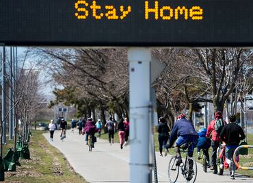 Alistan multas en Toronto a quien no respete distancia de 1.80 metros ante Covid-19