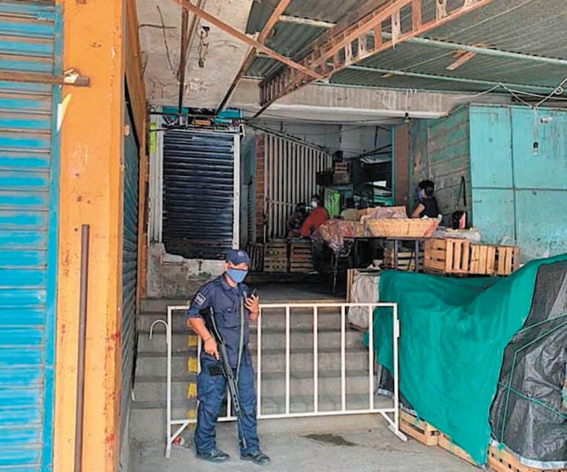 Medidas más severas. El ayuntamiento informó del inicio de un operativo en el mercado central para cerrar los negocios de giros no esenciales, también se redujo el horario de operación y un día entrarán hombres y otro mujeres. CORTESÍA