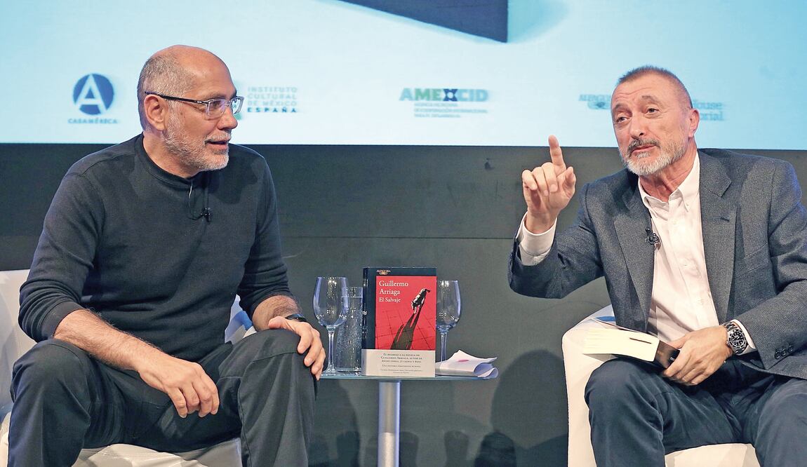 Guillermo Arriaga fue entrevistado por Arturo Pérez-Reverte, el autor español de best seller (FOTOS: JUAN CARLOS ROJAS.)