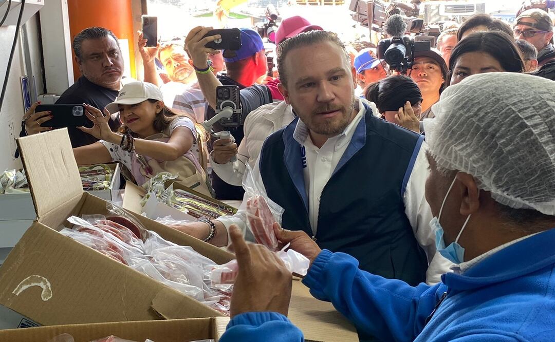 Taboada visita la Nueva Viga y le llueven porras, protestas, mentadas y hasta un botellazo. Omar Díaz