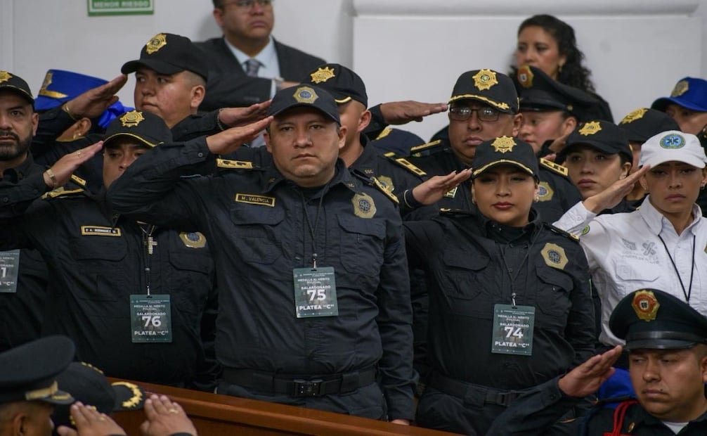 En el Congreso de la Ciudad de México, se realizó una sesión solemne para entregar medallas y reconocimientos al mérito policial a distintos elementos de seguridad. Foto: Santiago Cadena El Universal