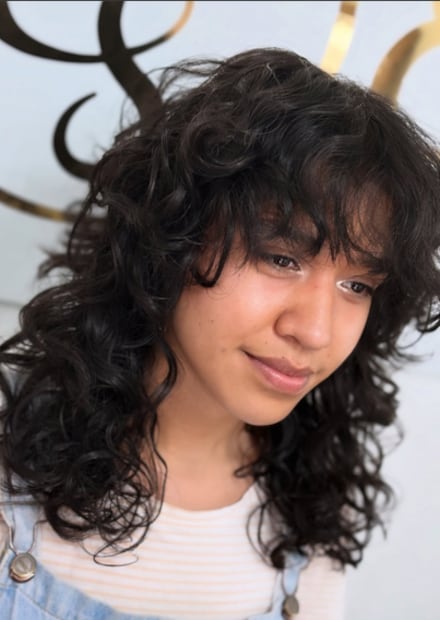 Con el paso del tiempo y los cambios hormonales, los rizos pueden perder definición o volverse más lacios. Foto: Instagram Edgardo Salón