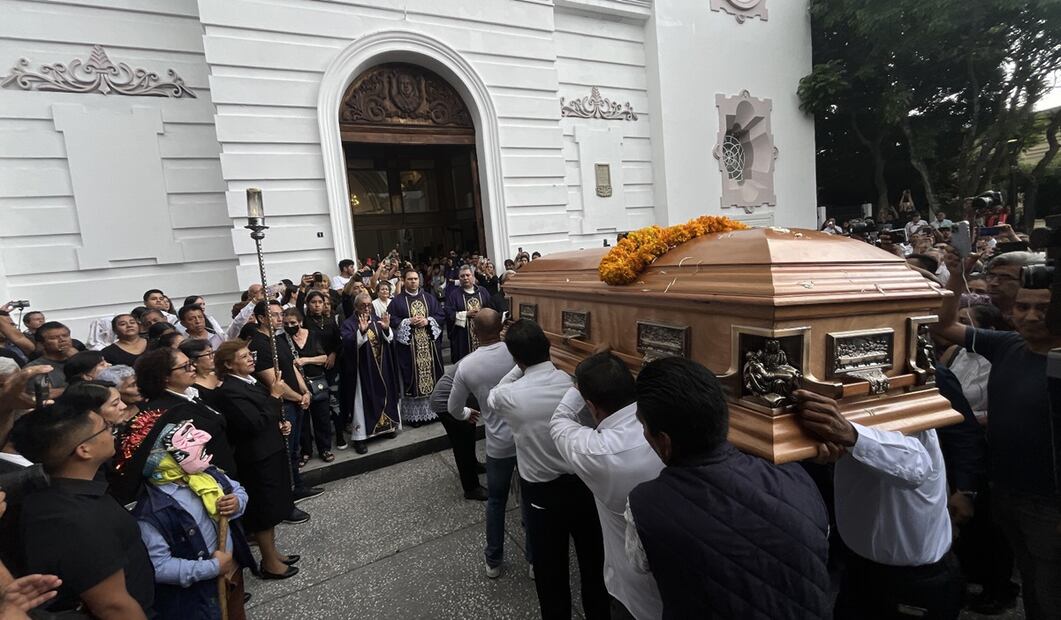 En la explanada era esperado por centenares de personas. Las emociones estaban expuestas: los rostros eran de coraje, dolor, incredulidad, de incertidumbre. Foto: Emiliano Torres