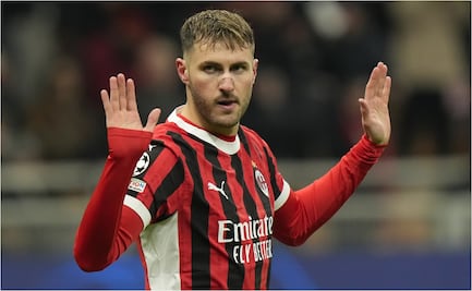 Santiago Giménez falla penalti; la afición del Napoli se burla del mexicano