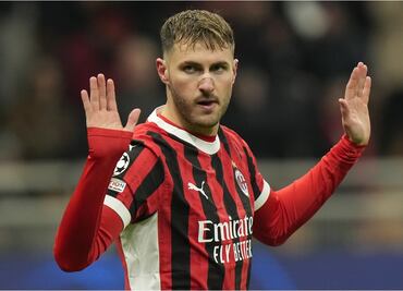 Santiago Giménez falla penalti; la afición del Napoli se burla del mexicano