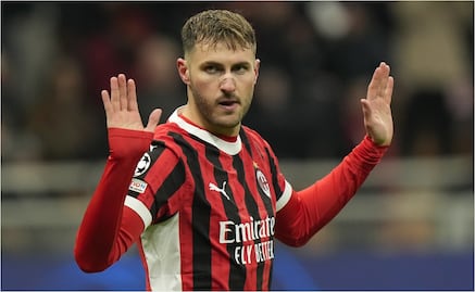 Santiago Giménez falla penalti; la afición del Napoli se burla del mexicano