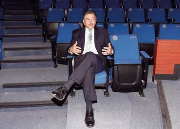 Ortiz de Pinedo baila y ríe con José José en el hospital