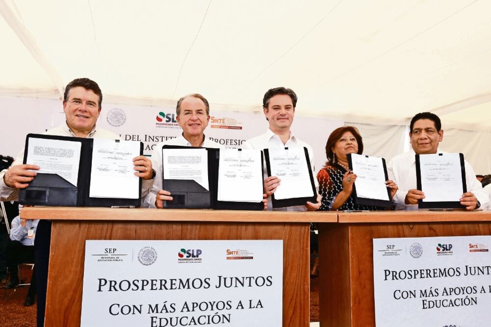 El líder de la SNTE, Juan Díaz de la Torre; el titular de la SEP, Aurelio Nuño, y el gobernador Juan Manuel Carreras inauguraron el Instituto de Profesionalización (ESPECIAL)