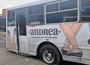 Chofer huye y balean unidad para frenarlo