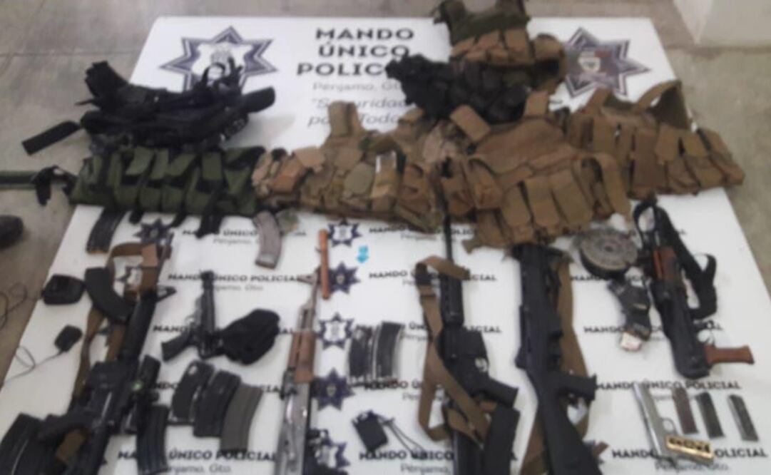 En el operativo se aseguró material explosivo, fusiles de asaltos, cientos de cartuchos y equipo táctico (ESPECIAL)